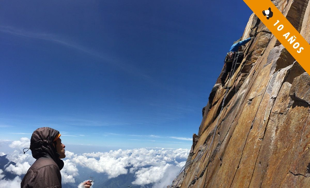 Primer largo, fisuras continuas y excelente roca para disfrutar la escalada.