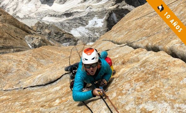 Anna suspendida en el vacío durante el acceso por cuerdas fijas.