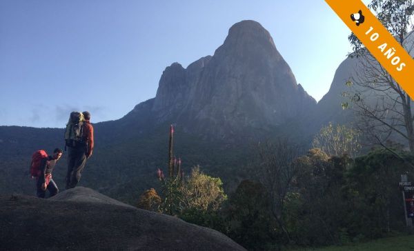 El Pico Mayor de Friburgo se muestra imponente e inalcanzable durante la marcha de aproximación del parque estatal de Tres Picos.
